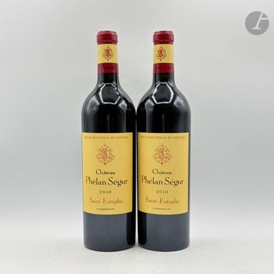 deux bouteilles de vin rouge posées l'une à côté de l'autre sur une table