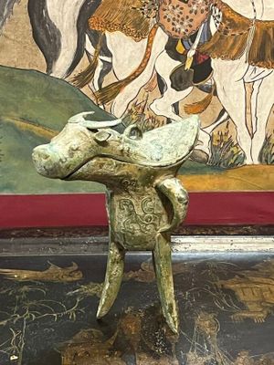 Coupe libatoire en bronze de style archaïque, le couvercle e…