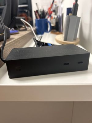 une boîte noire posée sur un bureau blanc