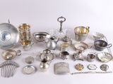 beaucoup d'objets en argent qui se trouvent sur la table