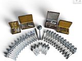 beaucoup d'argenterie dans un coffret sur la table