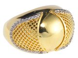 une image d'une bague en or et diamants sur fond blanc