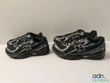 une paire de chaussures New Balance posée sur une surface blanche