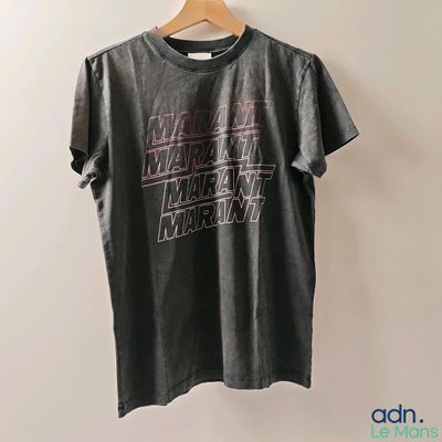 un t-shirt suspendu à un cintre dans une pièce
