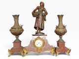 une statue représentant une femme tenant un panier de fleurs à côté de trois vases
