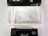 une boîte contenant un jeu, posée sur une table