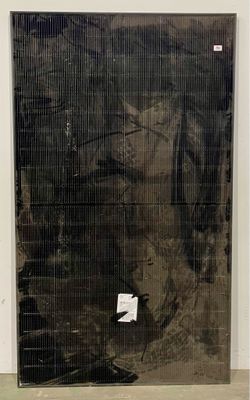 un tableau en noir et blanc accroché au mur d'une pièce