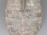 une image représentant un objet décoratif sur lequel figure un visage