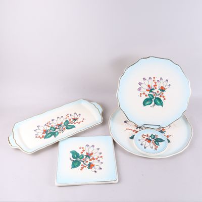 quatre pièces de vaisselle et plateaux en porcelaine ornés de fleurs