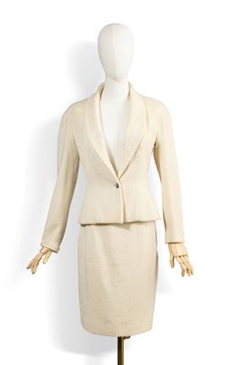 une photo d'une robe et d'une veste posées sur un mannequin de vitrine