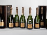 six bouteilles de champagne sont alignées