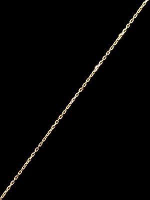 un gros plan d'un collier avec une chaîne en or sur fond noir