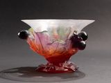 un vase en verre avec une fleur à l'intérieur sur une table