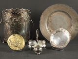 trois pièces d'argenterie, à savoir une assiette en argent, une coupe en argent et une assiette en argent
