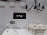 une table blanche recouverte d'une nappe blanche, sur laquelle se trouve un bol blanc