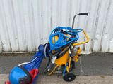 un vélo bleu et jaune sur lequel est posé un casque bleu