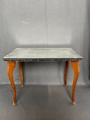 Petite table basse à pieds galbés, plateau miroir.