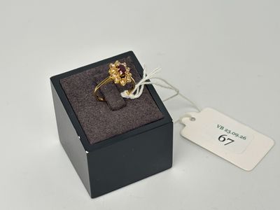 gros plan d'une bague dans une boîte noire avec une étiquette de prix