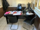un bureau avec une chaise et un ordinateur dessus