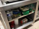 une cuisine en inox équipée d'un évier et d'un plan de travail