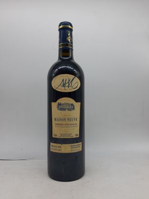 gros plan d'une bouteille de vin sur une table