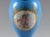 une paire de vases bleus et dorés ornés d'anges