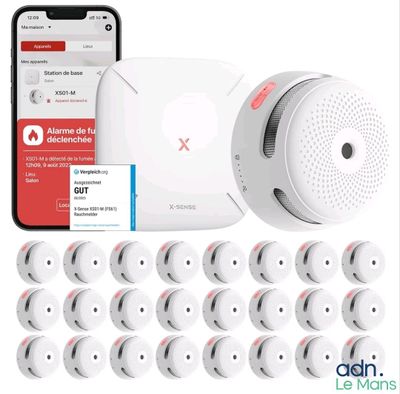 une image représentant un système de sécurité domestique connecté, avec un téléphone à côté