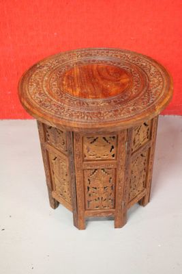 TABLE basse en bois sculpté de motifs végétaux reposant sur …