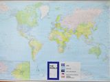 une carte du monde accrochée au mur d'une pièce