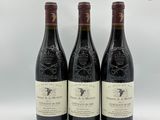 trois bouteilles de vin posées l'une à côté de l'autre sur une table