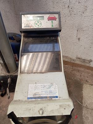 une machine posée sur le sol à côté d'un mur