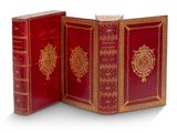 une image représentant un livre rouge aux tranches dorées, avec un marque-page
