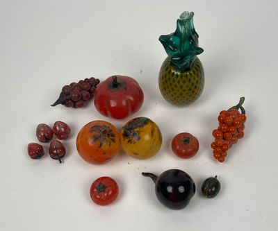 de nombreux fruits et légumes de toutes sortes sur la table