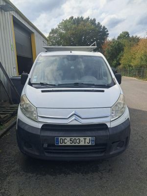 la camionnette blanche est garée sur le côté de la route
