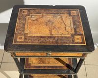 Petite table à couture rectangulaire en bois noirci et ronce… (photo 2)
