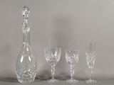 quatre verres à vin et une carafe posés sur une table
