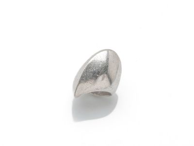gros plan d'une bague en argent sur une surface blanche