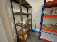 Etagère en métal laqué orange et bleu à 4 niveaux L. (photo 2)