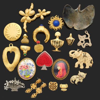 un assortiment de bijoux en or et en argent sur fond noir