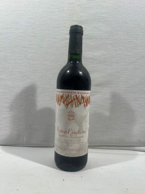 une bouteille de vin posée sur une table