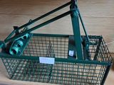 un panier en fil de fer vert sur lequel est posée une machine