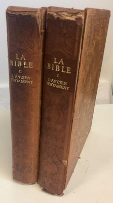 deux livres posés sur une table