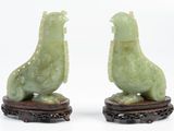 paire de figurines d'oiseaux en jade vert sur socle, sur fond blanc