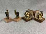 trois figurines anciennes représentant un homme à cheval et un homme à cheval