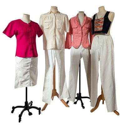 trois mannequins portant des chemises et des pantalons de différentes couleurs, posés sur un présentoir