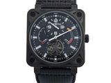 La montre est noire, avec un cadran noir et un bracelet noir