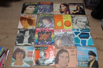 beaucoup de livres de musique sur la table