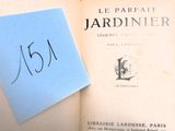 un livre dont la couverture est bleue et un livre bleu sur lequel figure un numéro