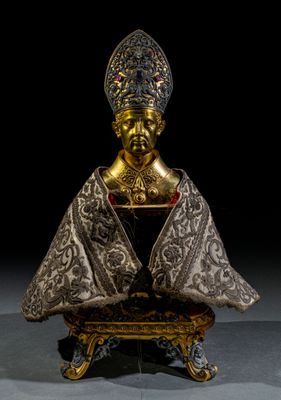l'image d'une statue d'un homme avec une couronne sur la tête