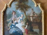 une image d'un tableau sur le mur d'une pièce